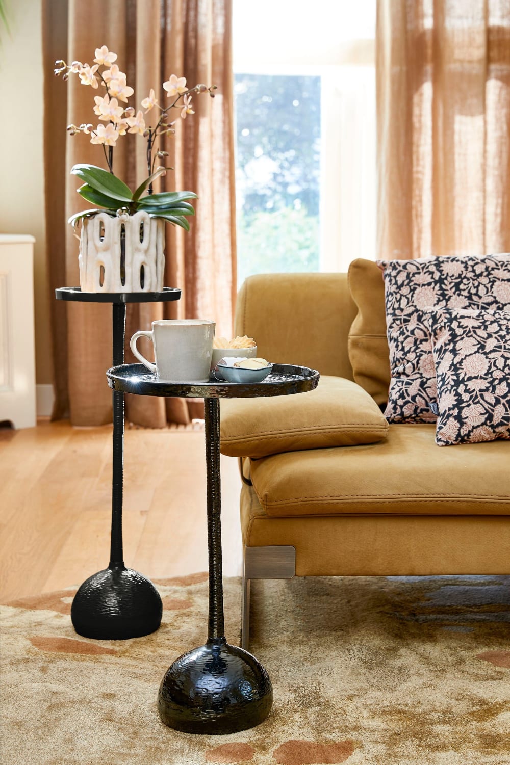 Beistelltisch aus schwarzen Recyceltem Aluminium H68 24x68x24cm Aluminium Schwarz Mica Decorations Möbel Wohnzimmermöbel Couchtische