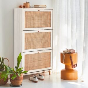 wohnli-moebel-suche-M24118886-1 Weißes Schuhmöbel mit 3 Klappen aus Rohrgeflecht 75x131x26cm Spanplatte Weiß sweeek Möbel Flurmöbel Schuhschränke