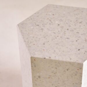 Sofaende aus Premium-Terrazzo Moon 40x50x35cm Marmor Weiß Tikamoon Möbel Wohnzimmermöbel Beistelltische