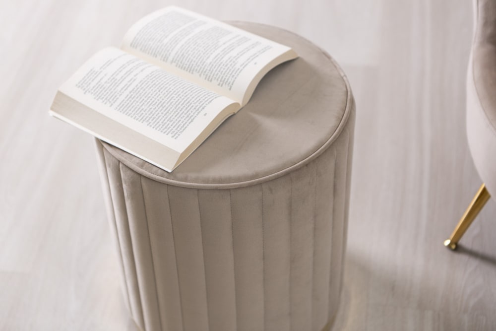 Gesteppter Samthocker mit Chromfuß beige/gold 36x43x36cm Samt Beige Siediti Fuori e Dentro Sofas und Sessel Sessel, Poufs und Fußbänke Sitzsäcke