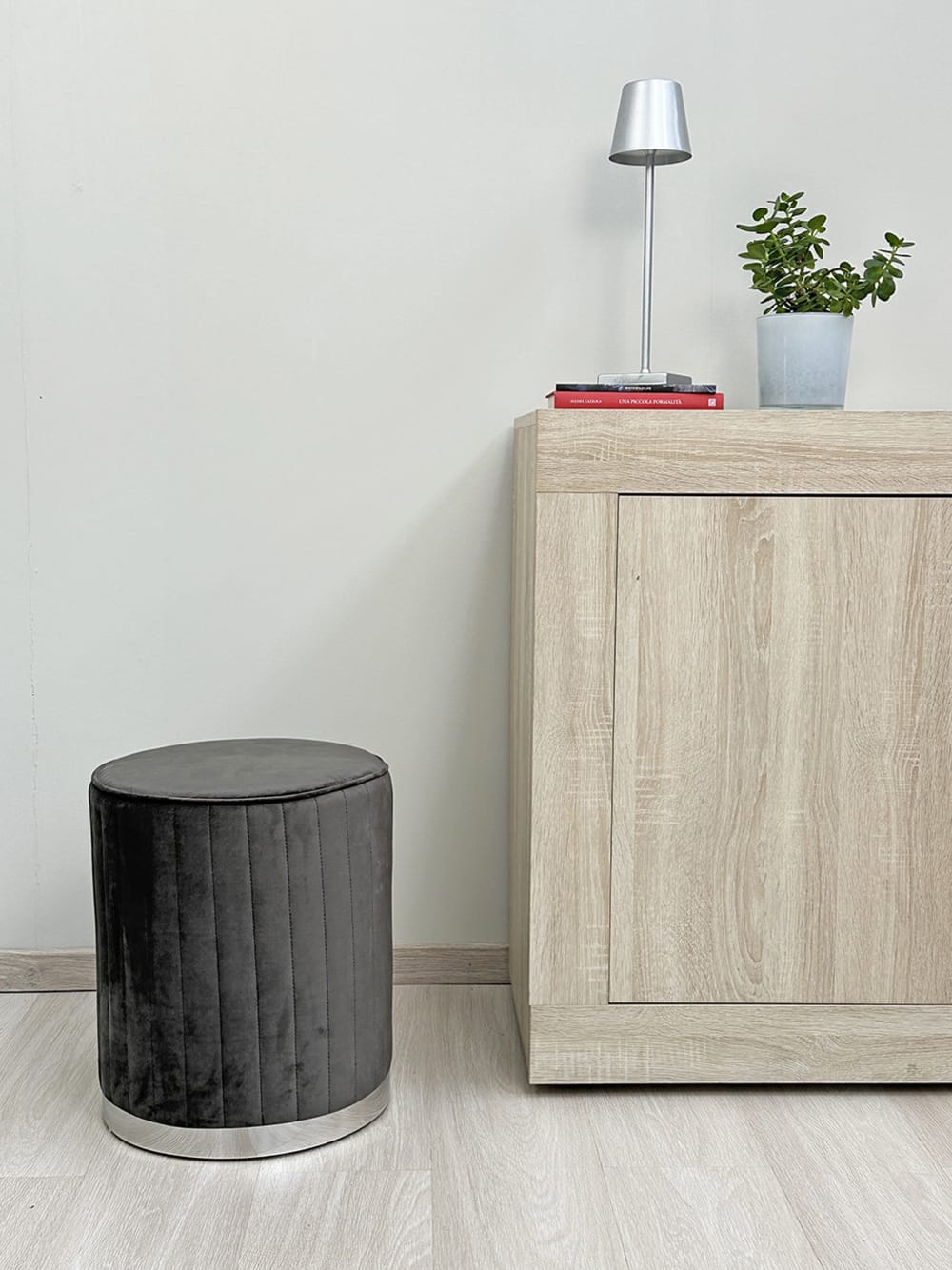 Gesteppter Samthocker mit Chromfuß dunkelgrau/silber 36x43x36cm Samt Grau Siediti Fuori e Dentro Sofas und Sessel Sessel, Poufs und Fußbänke Sitzsäcke