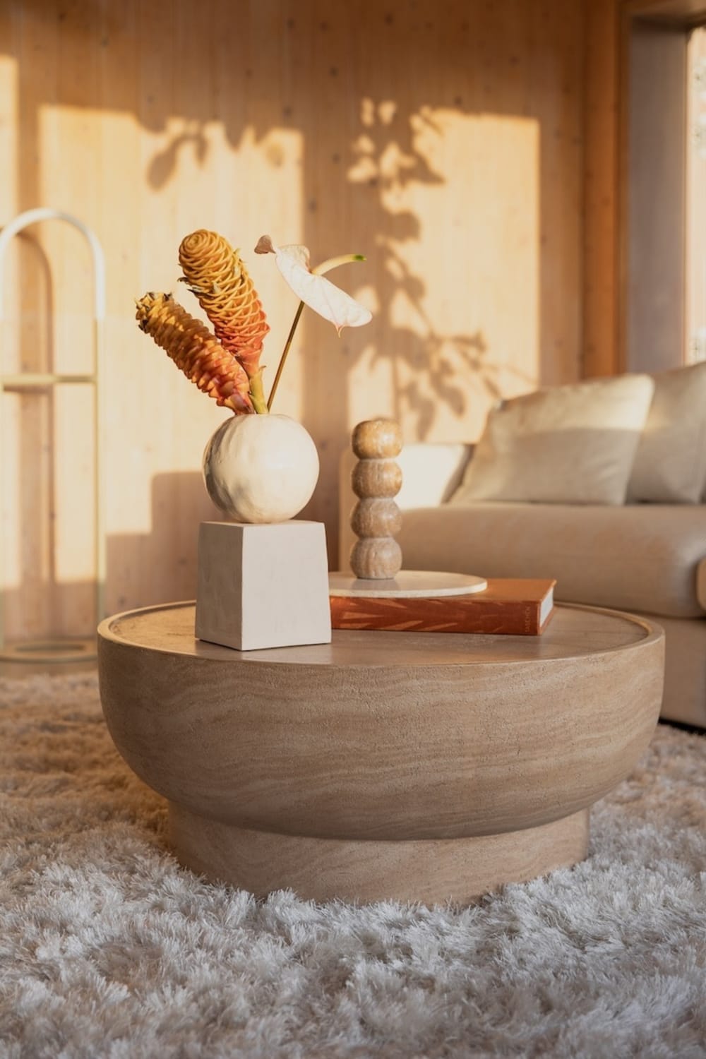 wohnli-moebel-suche-M24158678-1 Eleganter runder Couchtisch aus Beton mit Travertin-Finish 0x35x80cm Beton Beige Zuiver Möbel Wohnzimmermöbel Couchtische