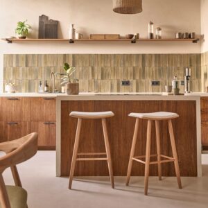 wohnli-moebel-suche-M24159650-1 Set aus 2 Hockern aus massivem Teakholz und Bouclé-Sitz 75 cm 48x77x35cm Holz Beige BERAH GETAH Möbel Esszimmermöbel Barhocker