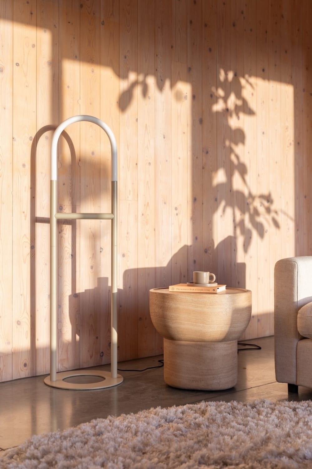 Ovaler Beistelltisch aus Beton in eleganter Travertin-Optik 50x46x42cm Beton Beige Zuiver Möbel Wohnzimmermöbel Beistelltische