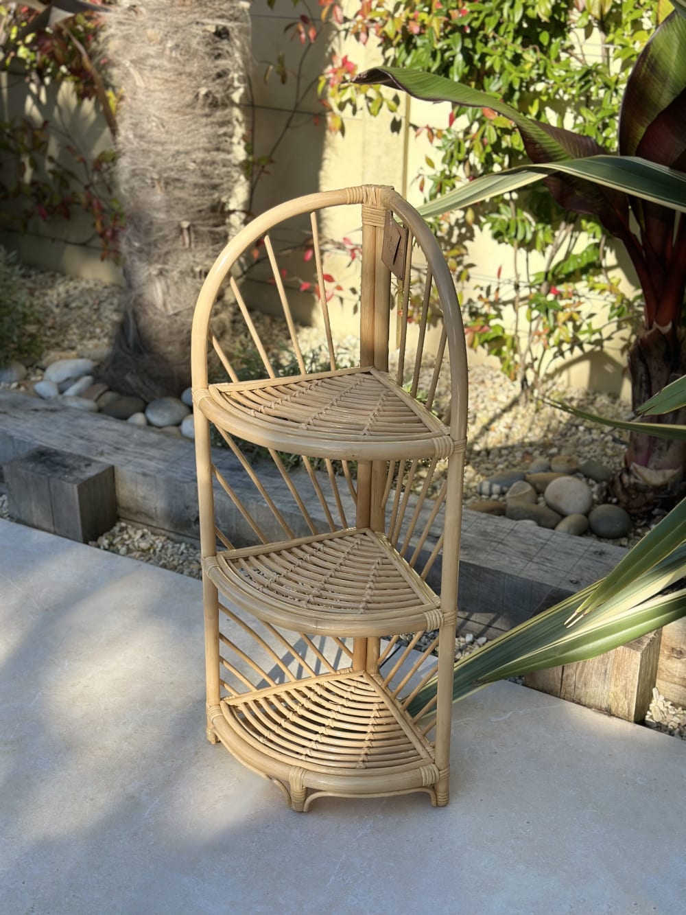 Eckregal mit 3 Ebenen aus natürlichem Rattan 30x90x30cm Rattan Braun Nordlys Möbel Wohnzimmermöbel Bücherregale