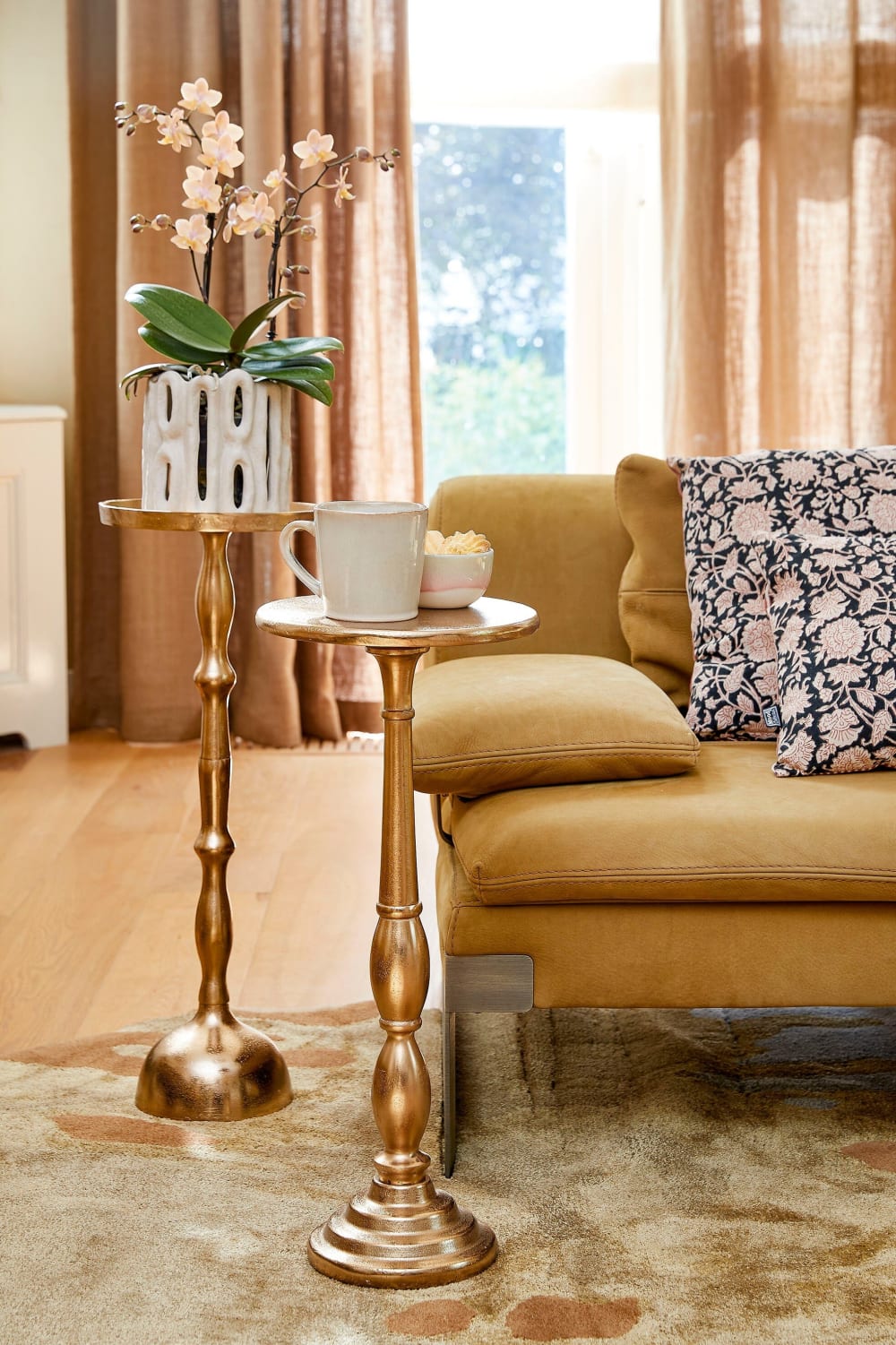 Beistelltisch aus Recyceltem goldfarbenen Aluminium H54 26x54x26cm Aluminium Gold Mica Decorations Möbel Wohnzimmermöbel Couchtische