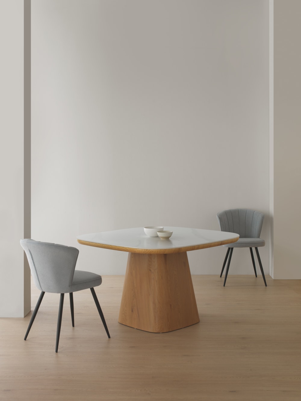 wohnli-moebel-suche-M25022531-1 Esstisch aus Eichenfurnier mit weißer Calacatta-Keramikplatte 120x75x120cm Holz Braun GEESE HOME Möbel Esszimmermöbel Esstische
