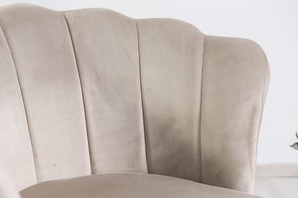 Schalensessel aus Samt beige mit silbernen Beinen 68x84x74cm Samt Beige Siediti Fuori e Dentro Sofas und Sessel Sessel, Poufs und Fußbänke Sessel