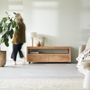 Wohnli Möbelsuche - TV-Schrank aus massiver Eiche mit Knoten