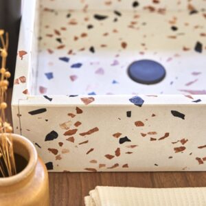 Quadratisches Waschbecken aus Premium-Terrazzo Brown 40x13x40cm Marmor Braun Tikamoon Möbel Badezimmermöbel Waschtische