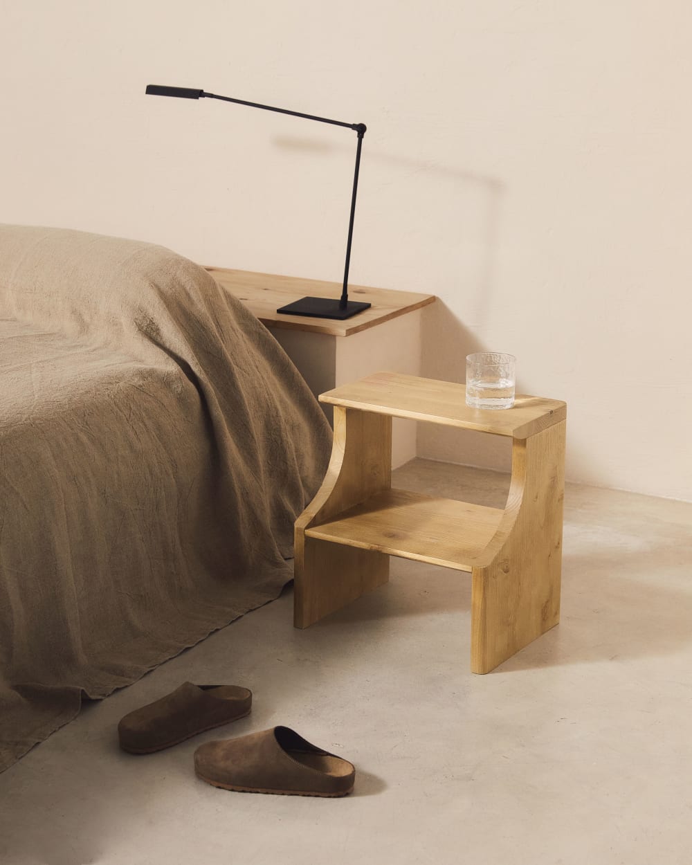 Hocker mit Stufe aus Massivholz Natur 40x42x30cm Holz Braun Hannun Möbel Wohnzimmermöbel Hocker