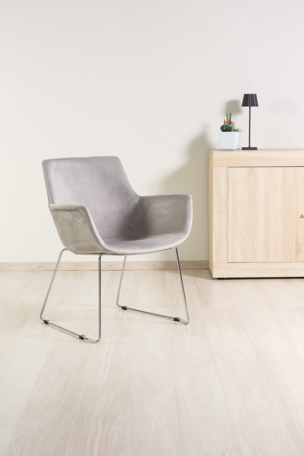 Lesesessel aus Samt mit Chrombeinen hellgrau 73x87x70cm Samt Grau Siediti Fuori e Dentro Sofas und Sessel Sessel, Poufs und Fußbänke Sessel