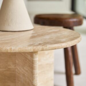 Ablagetisch aus Travertin 52x40x52cm Naturstein Beige Tikamoon Möbel Wohnzimmermöbel Beistelltische
