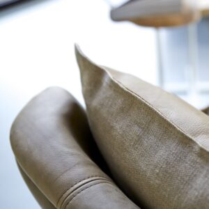 Sessel aus massivem Eichenholz und Leder Cheyenne 93x77x90cm Holz Braun Tikamoon Sofas und Sessel Sessel, Poufs und Fußbänke Sessel