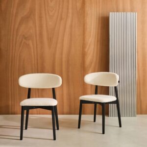 wohnli-moebel-suche-M25200628-1 2er-Set Stühle aus schwarzem Heveaholz mit cremeweißem Bouclé-Bezug - 57x79x50cm Stoff Beige sweeek Möbel Esszimmermöbel Stühle