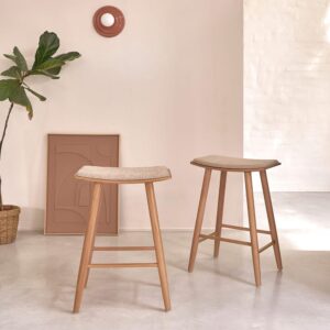 wohnli-moebel-suche-M26003499-1 Set aus 2 Hockern aus massivem Teakholz und greigefarbenem Samt 65cm 48x67x35cm Holz Beige BERAH GETAH Möbel Esszimmermöbel Barhocker