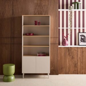 Metallbibliothek und Holzdekor in beige und naturfarben