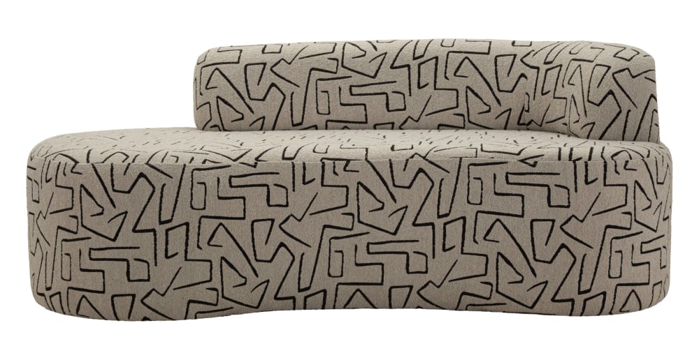 Wohnli Möbelsuche - Stoffsofa mit geometrischen Verzierungen