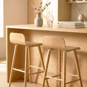 2er-Set skandinavische Barhocker aus Heveaholz naturfarben 50x84x48cm Holz Beige sweeek Möbel Esszimmermöbel Barhocker