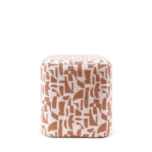 Wohnli Möbelsuche - Quadratischer Hocker in Terrakotta mit geometrischem Muster bezogen.