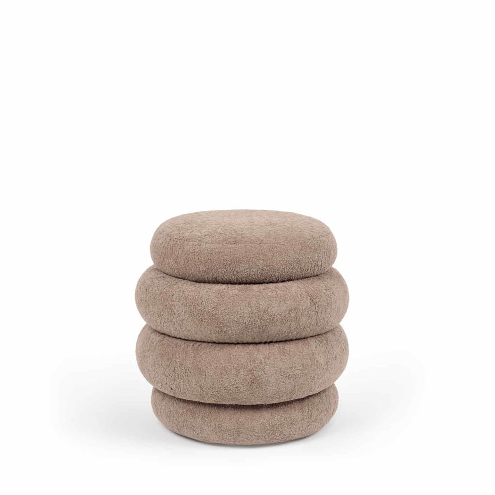 wohnli-moebel-suche-M26099691 Wohnli Möbelsuche - Runder taupefarbener Puff mit weicher Textur.